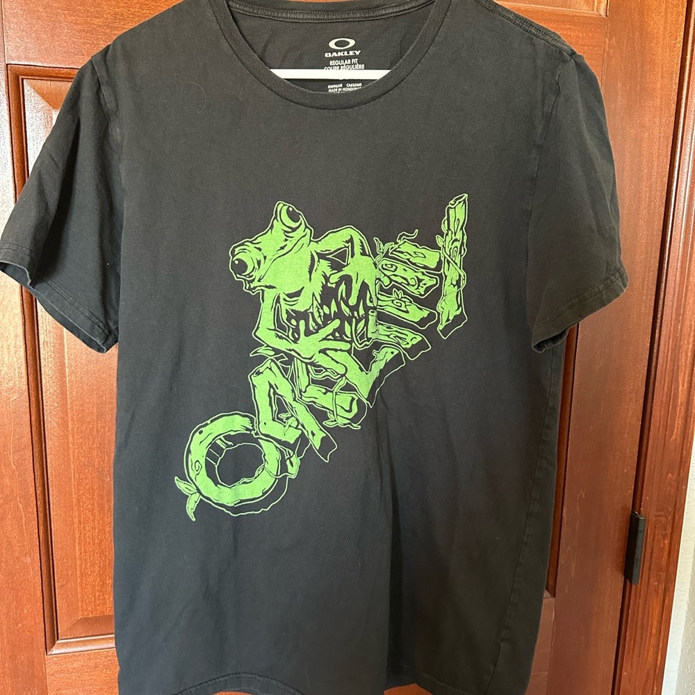 Men’s black Oakley shirt